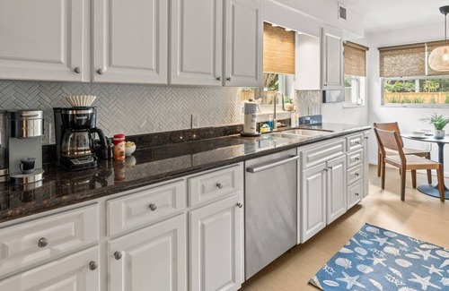 Virginia Park House | Sunset Park Retreat w/Heated Pool, Lanai, Putting Green & Room for 8 – Relax in South Tampa!
