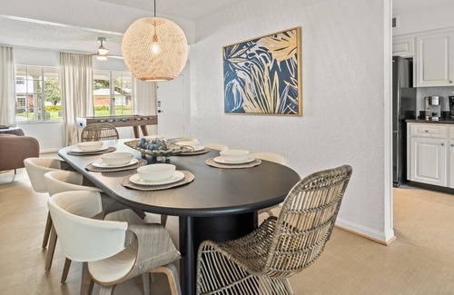 Virginia Park House | Sunset Park Retreat w/Heated Pool, Lanai, Putting Green & Room for 8 – Relax in South Tampa!