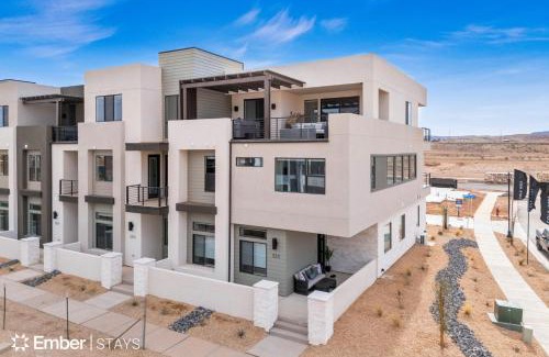 St. George House | Sunset Pearl at Desert Color (by Ember Stays)