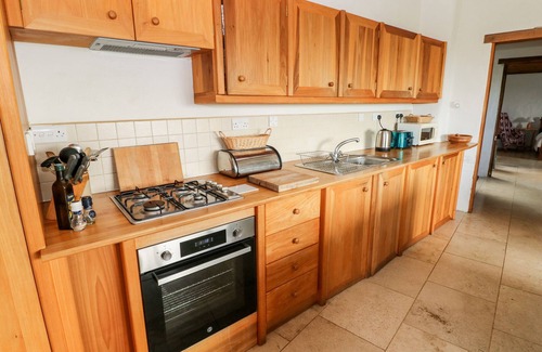 Goodwick Cottage | SUNSET, pet friendly, with a garden in Goodwick