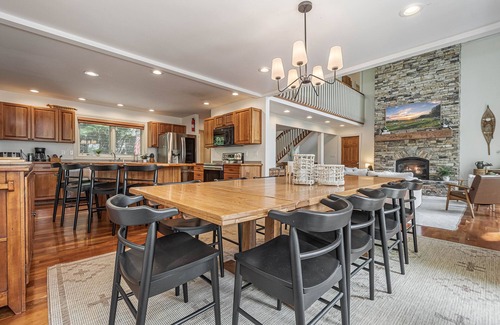Oakland House | Sunset Pointe | Dock, Hot Tub, Pool Table!