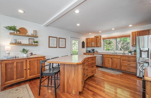 Oakland House | Sunset Pointe | Dock, Hot Tub, Pool Table!