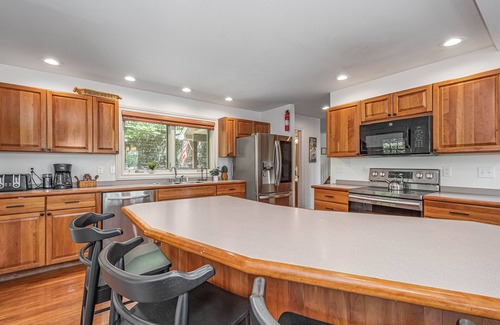Oakland House | Sunset Pointe | Dock, Hot Tub, Pool Table!