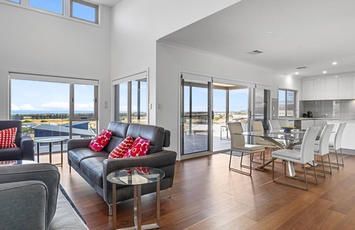 Normanville House | Sunset Retreat at Birkdale - 44 Birkdale Street