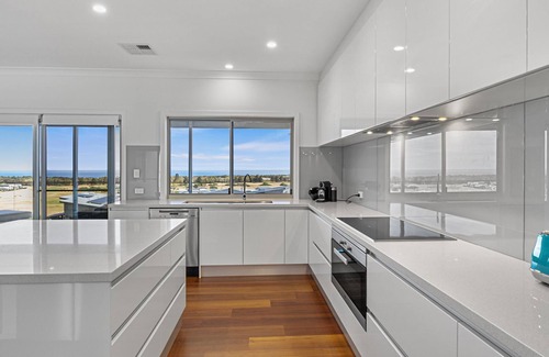 Normanville House | Sunset Retreat at Birkdale - 44 Birkdale Street