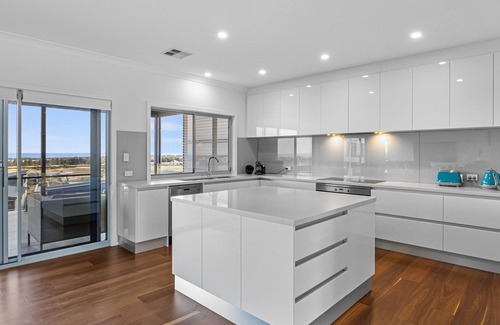 Normanville House | Sunset Retreat at Birkdale - 44 Birkdale Street
