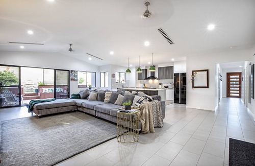 Sugarloaf House | Sunset Retreat Family Getaway, close to Airlie Beach, five bedrooms on acreage