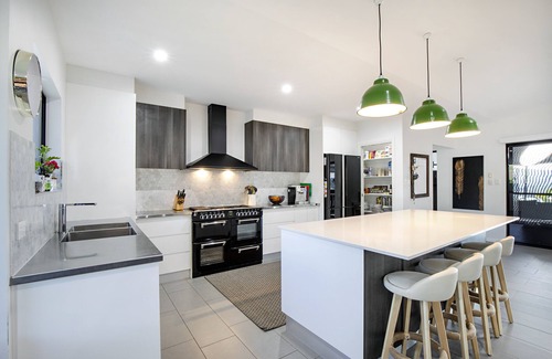 Sugarloaf House | Sunset Retreat Family Getaway, close to Airlie Beach, five bedrooms on acreage
