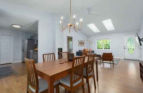 Skyland House | Sunset Retreat | Hideaway | Close to airport