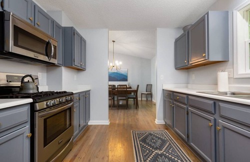 Skyland House | Sunset Retreat | Hideaway | Close to airport