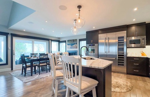 Zurich Cottage | Sunset Ridge Lakefront King bed highend appliances