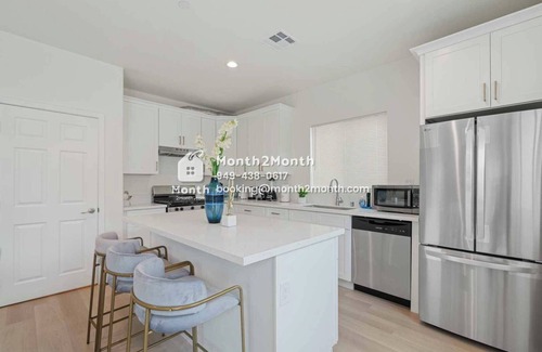 Pomona House | Sunset Stay on Lewis St #42390