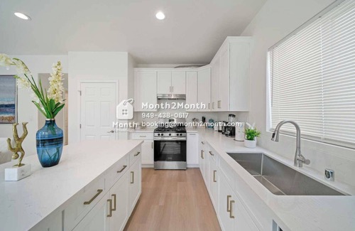 Pomona House | Sunset Stay on Lewis St #42390