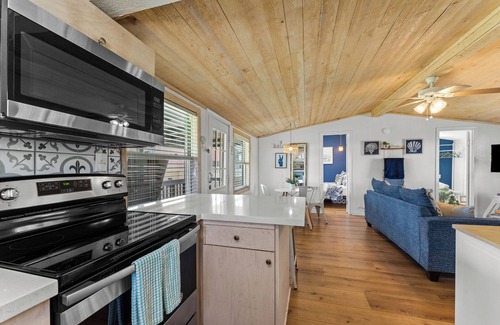 Pirates Beach House | Sunset Surf Lodge - Charming 2-bdrm house near fantastic Palm Beach, Galveston