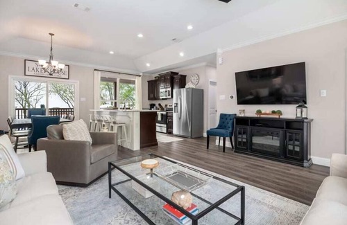 Gun Barrel City House | Sunset Swim Lake Front Home Pool, Hot Tub