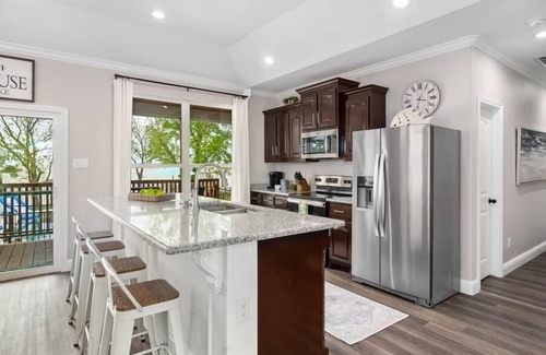 Gun Barrel City House | Sunset Swim Lake Front Home Pool, Hot Tub
