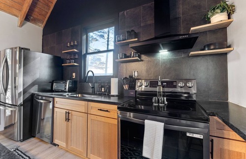 Logan Cabin | Sunset Valley Lodge + Hot Tub I Private Trail