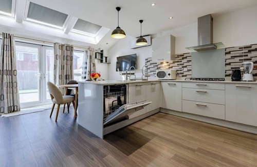 Wednesbury House | Sunset View-Luxury 2-Bed House Near Birmingham
