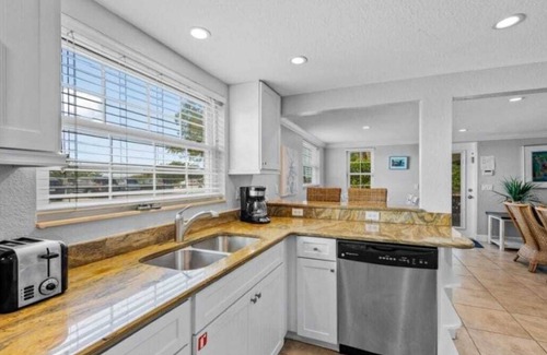Bradenton Beach House | Sunset View Pet Friendly w/Pool Beach Home