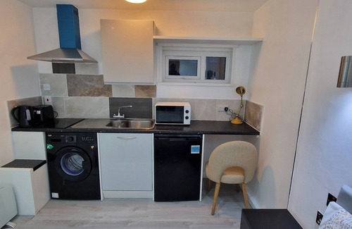 Bilston Apartment | Sunset View Retreat in Wednesbury fr WiFi car park