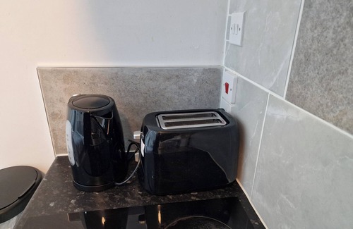 Bilston Apartment | Sunset View Retreat in Wednesbury fr WiFi car park