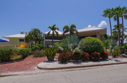 Ruskin Condo | Sunset View Studio 116 Tampa Bay Florida Resort Beach & Pool