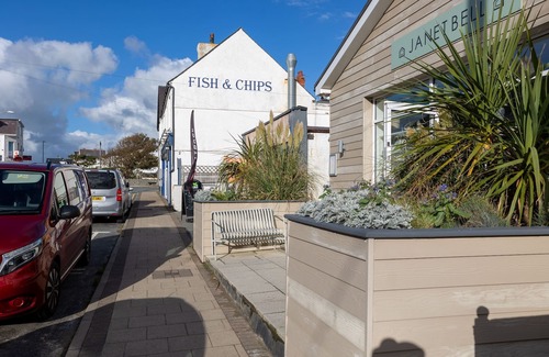 Rhosneigr Apartment | Sunset View: Two bedroom pet-friendly holiday apartment