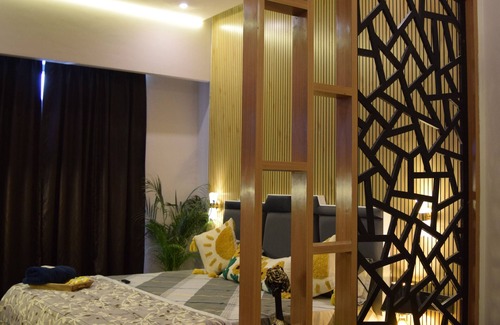 Greater Noida Apartment | Sunset View With a King Size Bed at Mall