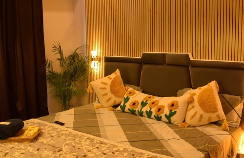 Greater Noida Apartment | Sunset View With a King Size Bed at Mall