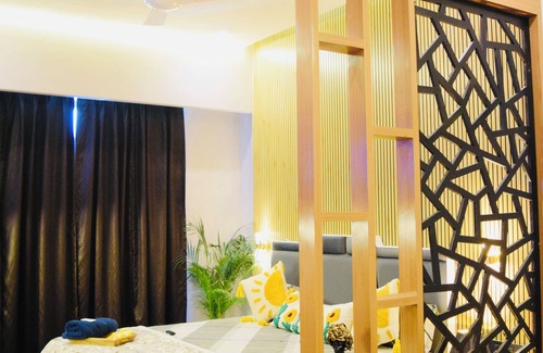 Greater Noida Apartment | Sunset View With a King Size Bed at Mall