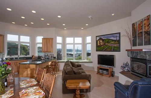 Trinidad House | Sunset Vista - Footsteps to the Beach & Pier!