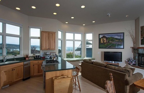Trinidad House | Sunset Vista - Footsteps to the Beach & Pier!
