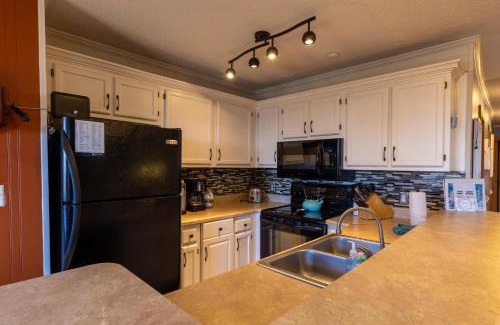 Snowshoe Apartment | Sunsets at Summit 108b, free WI-FI, parking and AC