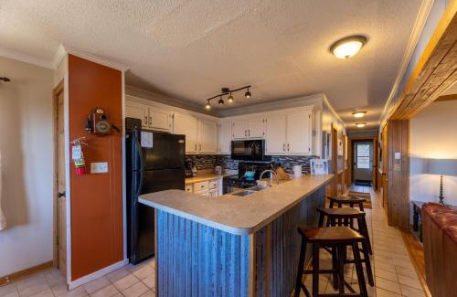 Snowshoe Apartment | Sunsets at Summit 108b, free WI-FI, parking and AC