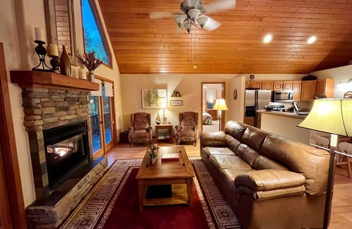 Franklin House | Sunsets in the Smokies. Secluded but not remote. 10 minutes north of Franklin.