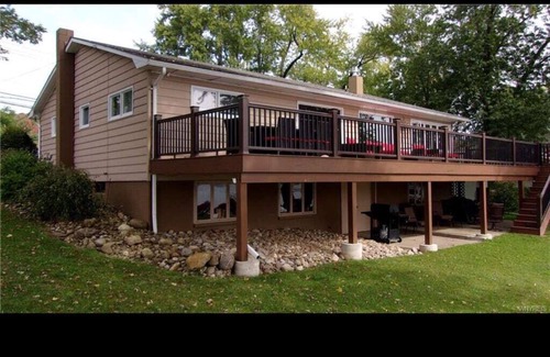 Cuba House | Sunsets & Skiing- Lake Front Rental House on Cuba Lake