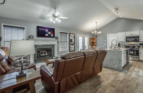 East Brainerd House | SunsetView Blvd - For Family & Friends Gatherings