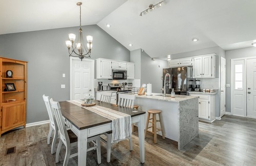 East Brainerd House | SunsetView Blvd - For Family & Friends Gatherings