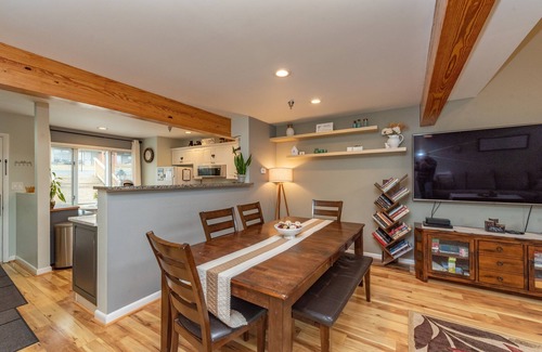 McHenry House | Sunshine and Snowflakes: Lakefront, Ski Area, Townhouse, Fireplace!