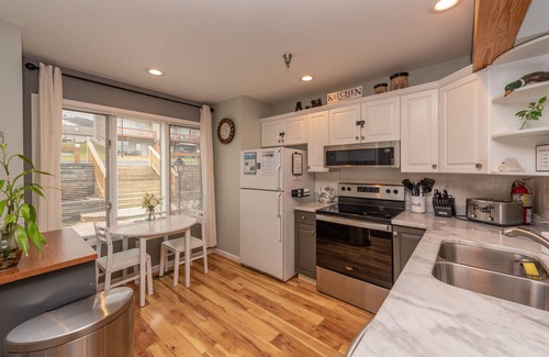 McHenry House | Sunshine and Snowflakes: Lakefront, Ski Area, Townhouse, Fireplace!
