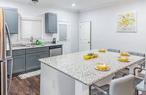 OST - South Union House | Sunshine Away Close to Downtown,NRG,Clubs,Colleges.