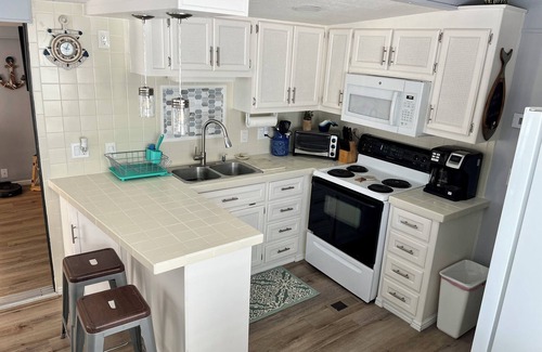 Nettles Island House | Sunshine Beach House - Only a Few Waves Away!