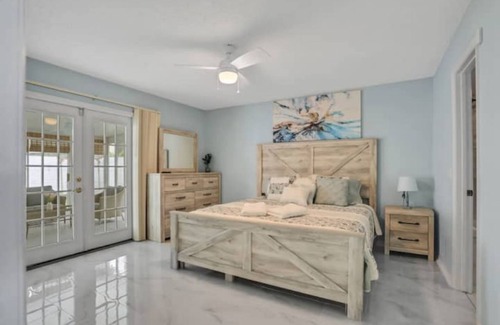 Girvin Villa | Sunshine Breeze Villa with POOL