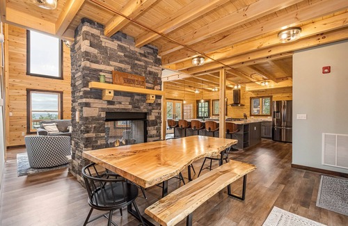 McHenry House | Sunshine Chalet | Pet Friendly, Hot Tub, Fireplace