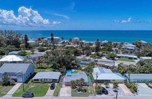 Englewood House | Sunshine Day Dream! 1340 Holiday Drive - Boat trailer parking on-site!