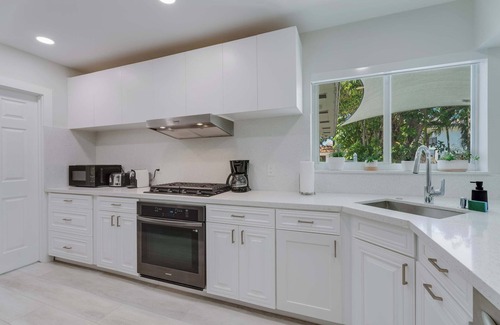 Hollywood Lakes House | Sunshine Edit- Contemporary, Yard and Near Beach