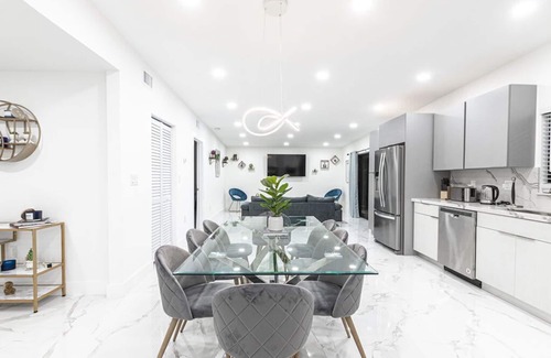 North Miami Beach Villa | Sunshine Hideaway 5 BR Villa Pool Terrace Fire Pit