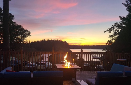 Tillicum House | Sunshine Lakeview House- Pet Friendly!