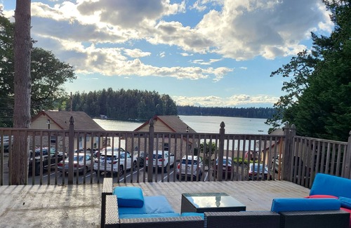 Tillicum House | Sunshine Lakeview House- Pet Friendly!