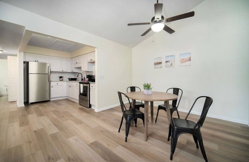 Southpoint House | Sunshine Manor - 2 bd/1ba